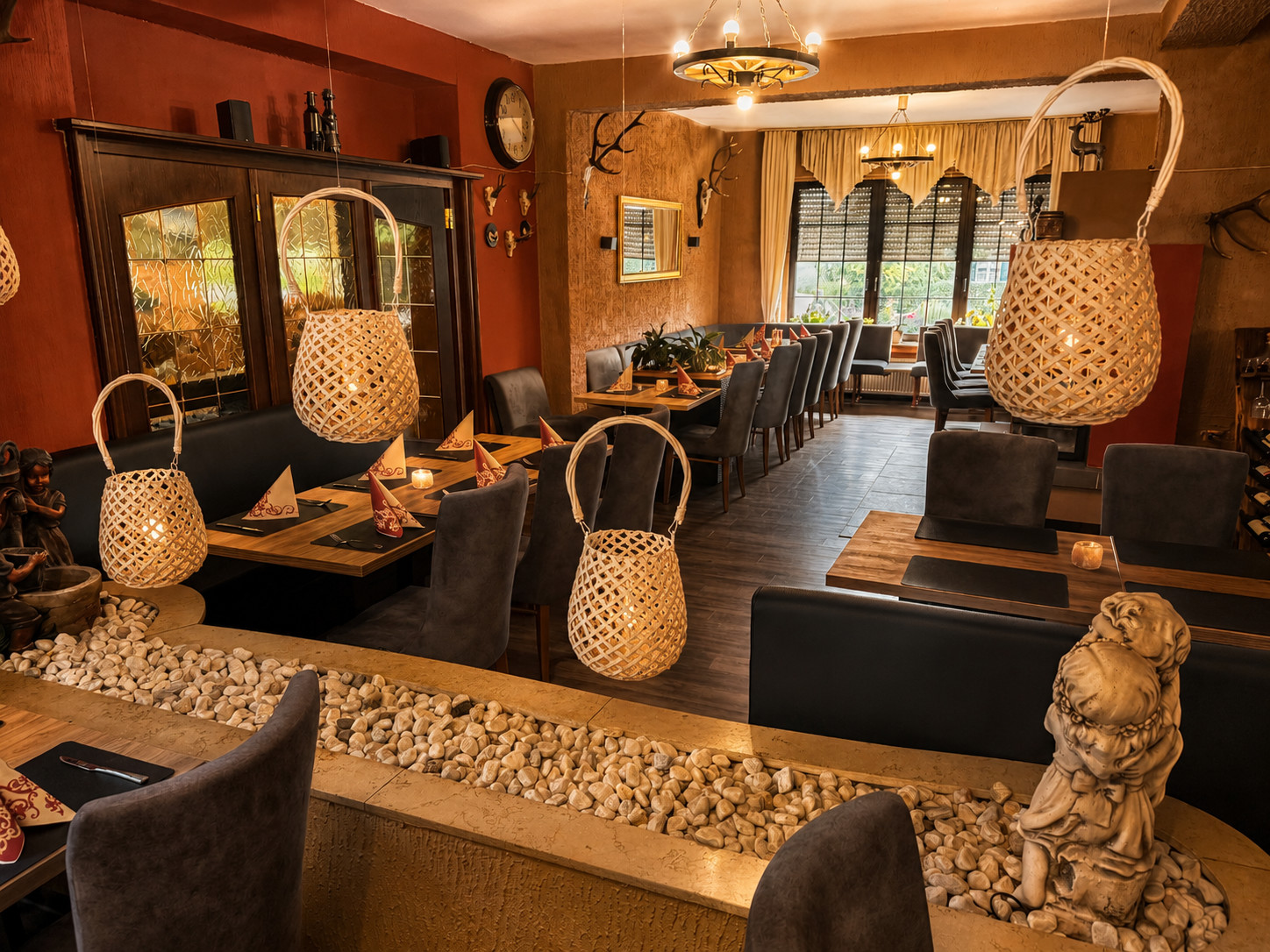Gemütlicher Gastraum im Restaurant Im Grünen Winkel in Werne mit gedeckten Tischen und warmer Beleuchtung