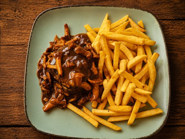 Jägerschnitzel mit Pommes frites im Restaurant Im Grünen Winkel in Werne