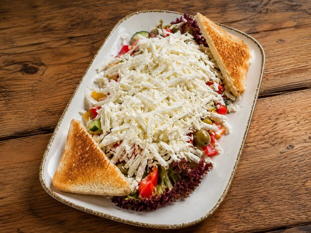 Sopska Salatplatte mit Schafskäse im Restaurant Im Grünen Winkel in Werne