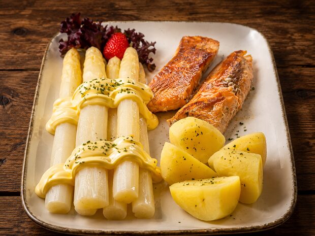 Spargel mit Lachs Filetsteak und neuen Kartoffeln im Restaurant Im Grünen Winkel in Werne